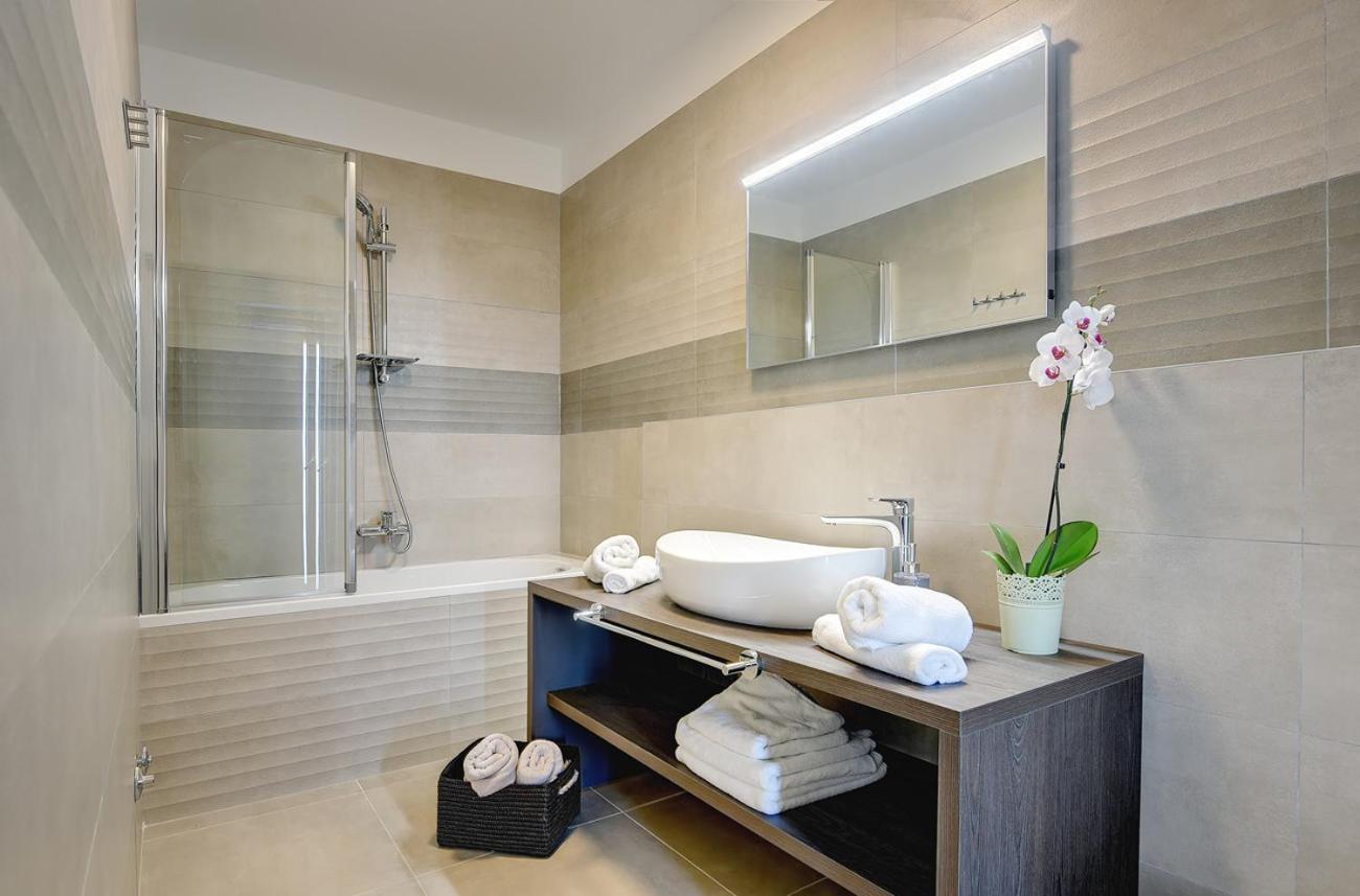 Villa Ula In Pula With Heated Pool And Sauna ภายนอก รูปภาพ