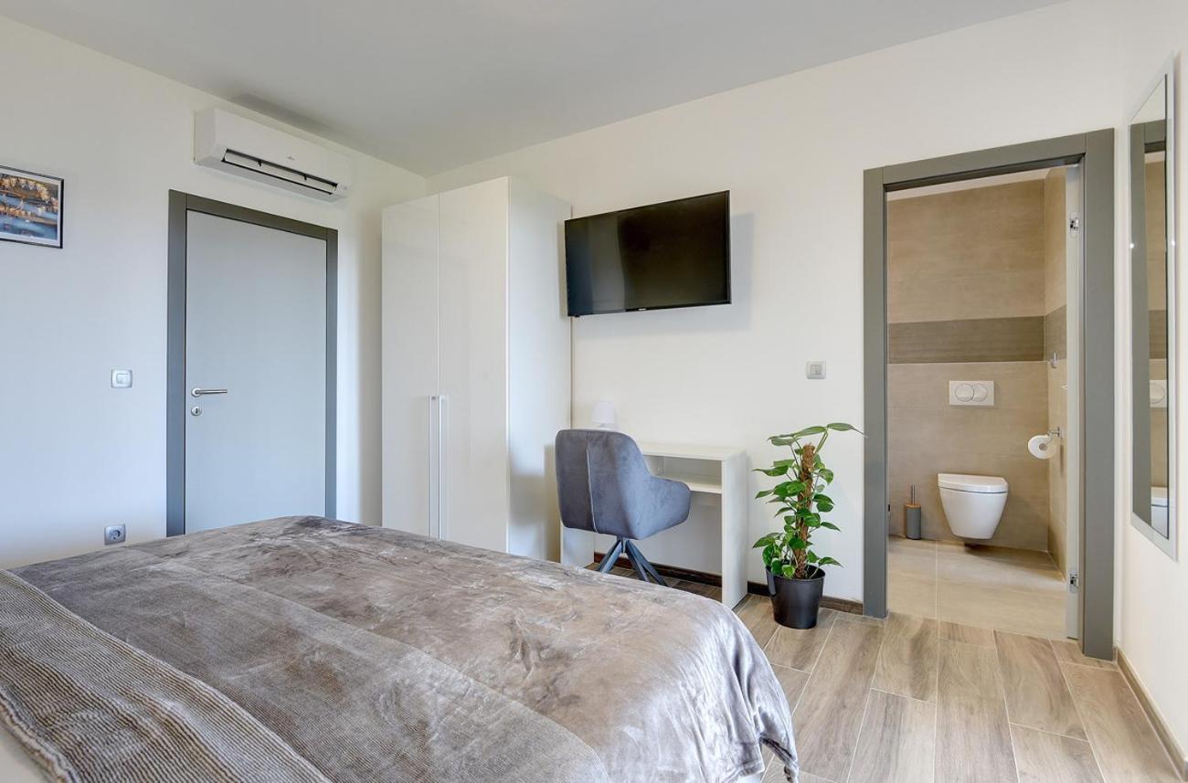 Villa Ula In Pula With Heated Pool And Sauna ภายนอก รูปภาพ