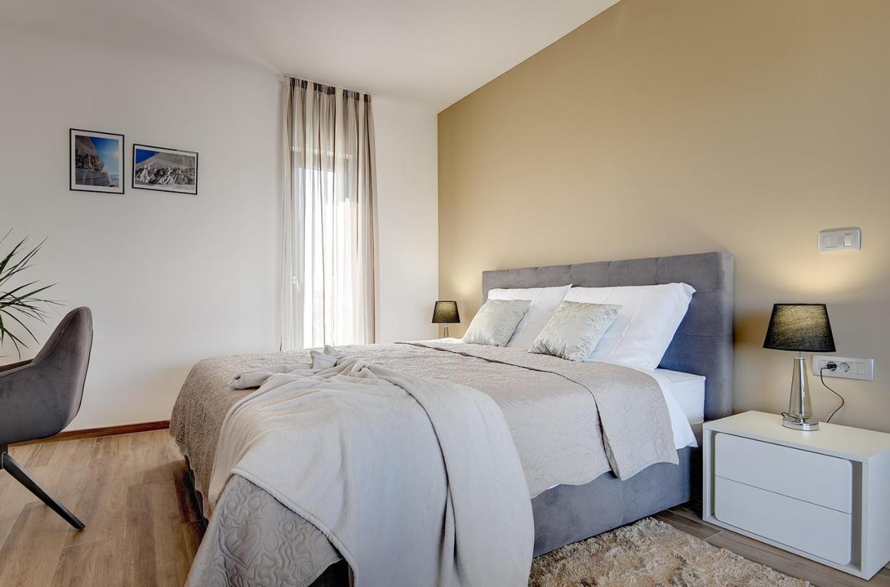 Villa Ula In Pula With Heated Pool And Sauna ภายนอก รูปภาพ