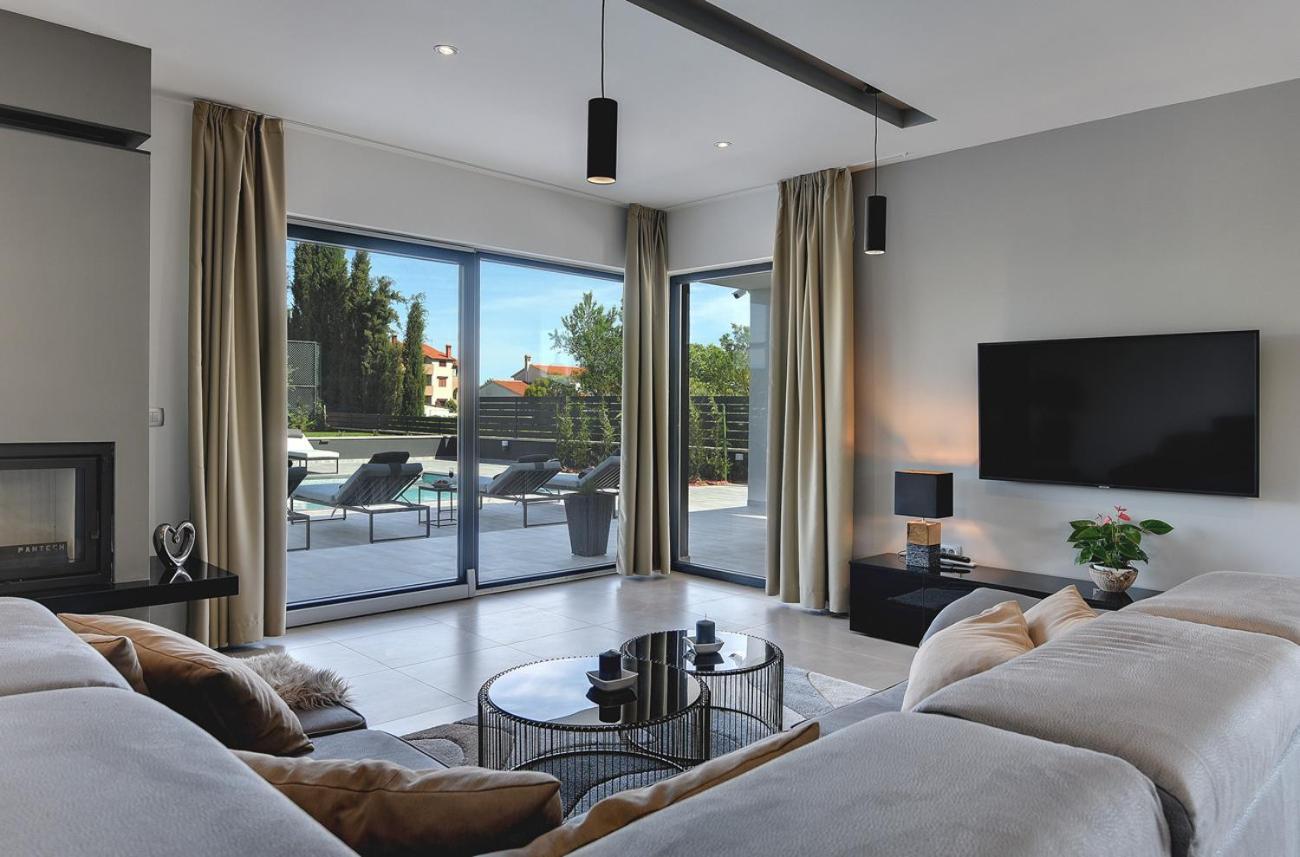 Villa Ula In Pula With Heated Pool And Sauna ภายนอก รูปภาพ