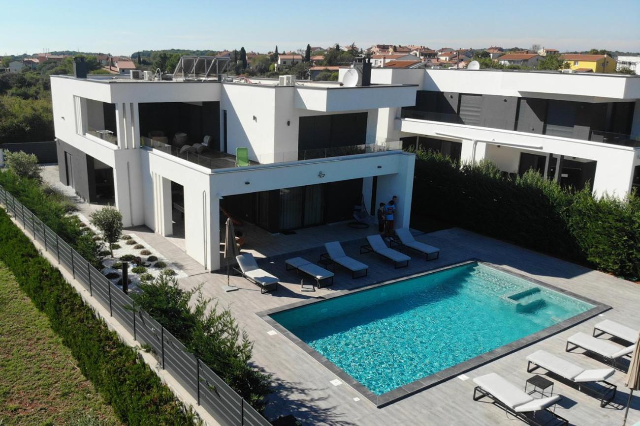 Villa Ula In Pula With Heated Pool And Sauna ภายนอก รูปภาพ