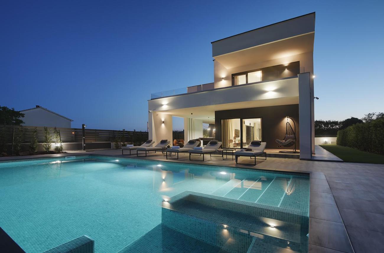 Villa Ula In Pula With Heated Pool And Sauna ภายนอก รูปภาพ