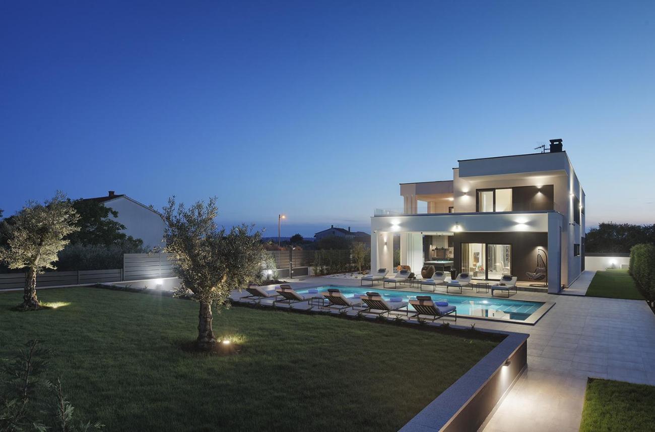 Villa Ula In Pula With Heated Pool And Sauna ภายนอก รูปภาพ