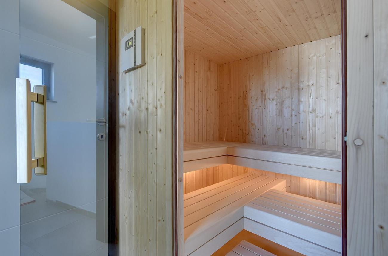 Villa Ula In Pula With Heated Pool And Sauna ภายนอก รูปภาพ